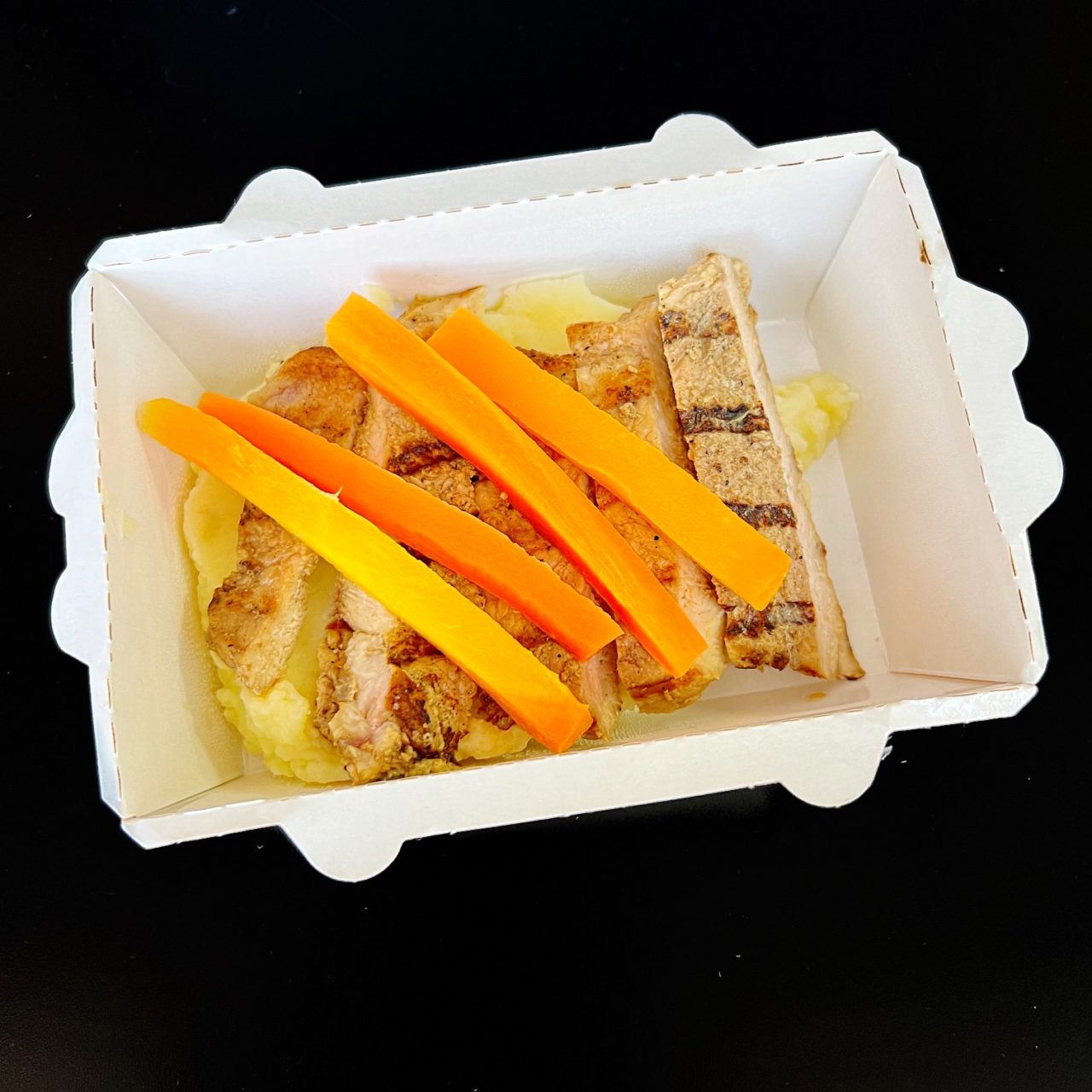 Картофельное пюре со свининой гриль и морковью