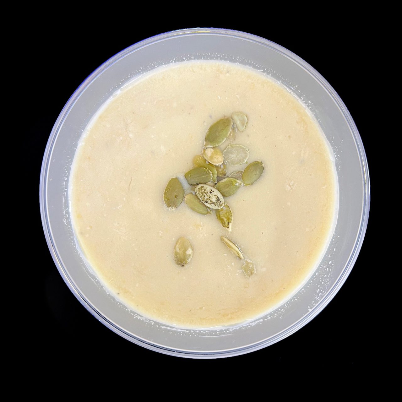 Суп-пюре из белой фасоли с тыквенными семечками