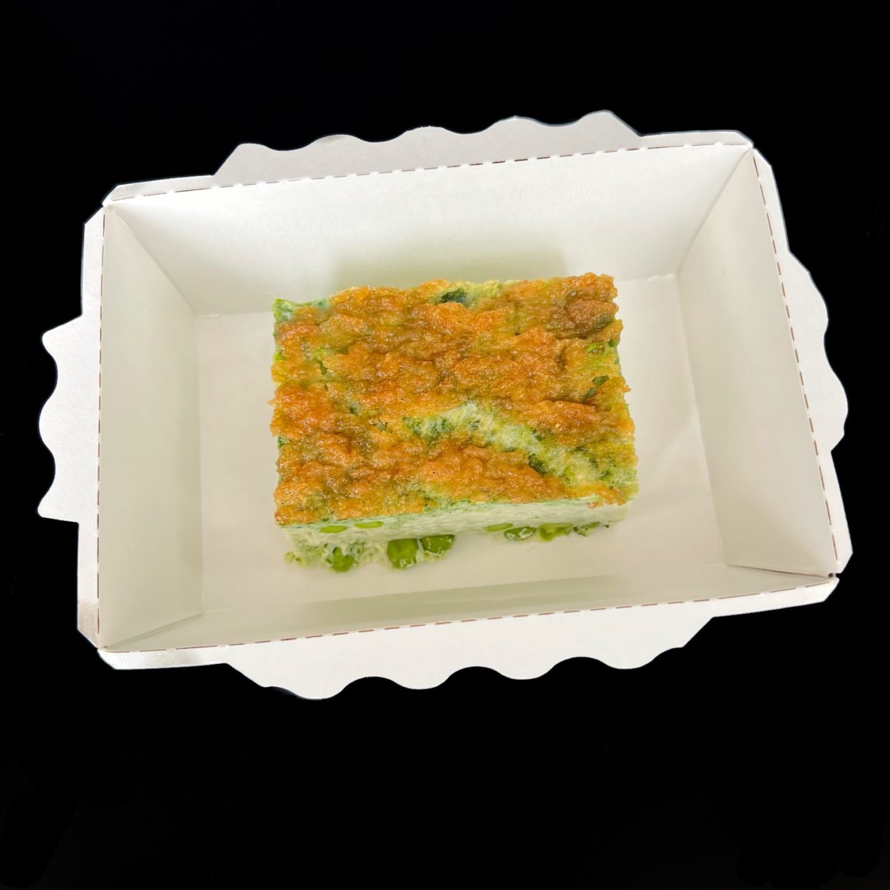 Фриттата со шпинатом и зеленым горошком и тостом
