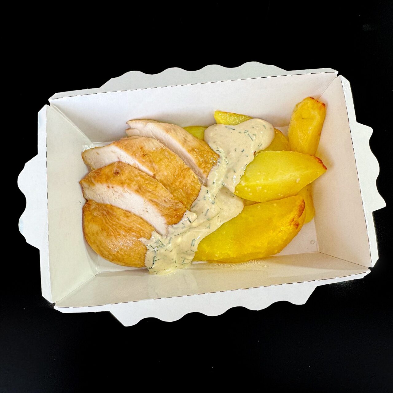 Картофель по-деревенски с куриным филе и соусом тар-тар
